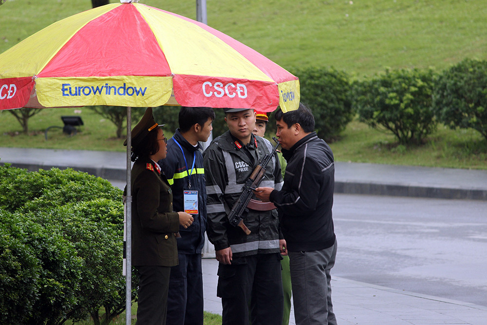 Trong khi đó, tại khách sạn JW Marriott (quận Nam Từ Liêm, TP Hà Nội) - nơi đoàn xe đặc chủng; trong đó có "quái thú" của Tổng thống Mỹ Donald Trump tập kết, cũng là nơi ông Donald Trump được dự đoán sẽ lưu trú trong thời gian diễn ra Hội nghị thượng đỉnh Mỹ - Triều, an ninh càng được thắt chặt.