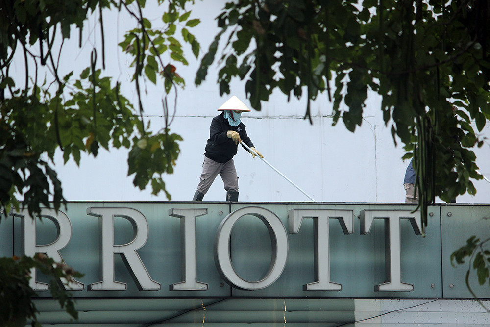 Bên trong khách sạn JW Marriott, việc dọn dẹp vệ sinh cũng liên tục được thực hiện.