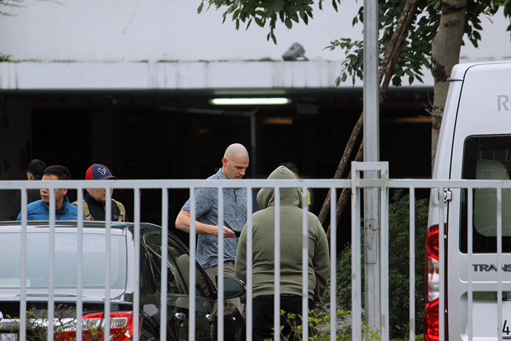 Bên trong khách sạn JW Marriott, các mật vụ Mỹ liên tục kiểm tra an ninh.