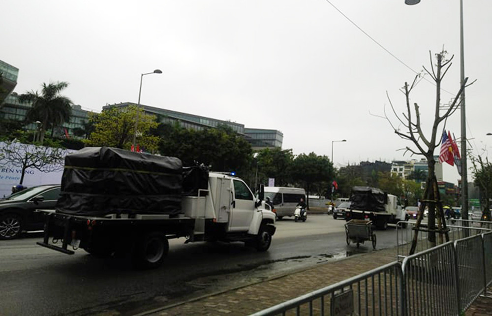 Các phương tiện liên tục làm việc trong những ngày qua.