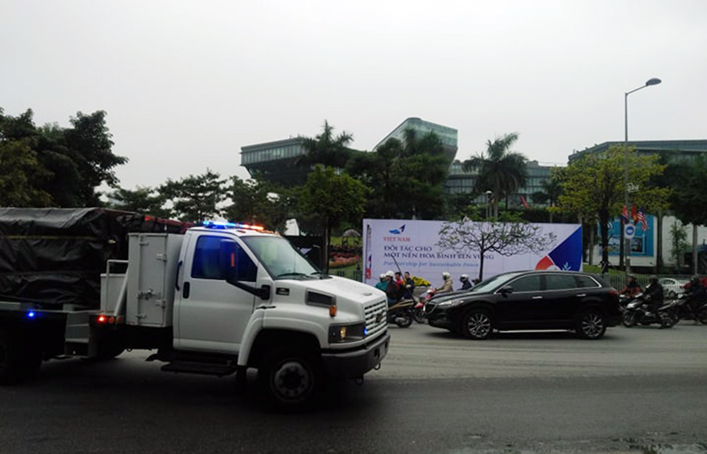 Sáng nay, đoàn xe chở các phương tiện thiết bị phục vụ Tổng thống Mỹ Donald Trump bất ngờ di chuyển từ cổng này sang cổng khác của khách sạn JW Marriott.