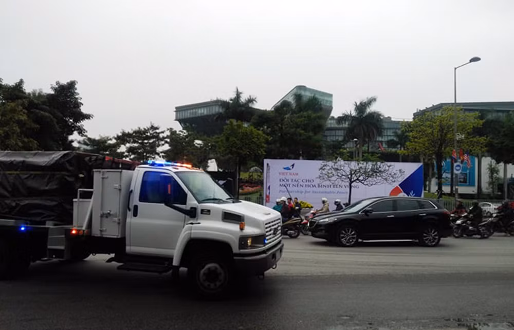 Sáng nay, đoàn xe chở các phương tiện thiết bị phục vụ Tổng thống Mỹ Donald Trump bất ngờ di chuyển từ cổng này sang cổng khác của khách sạn JW Marriott.