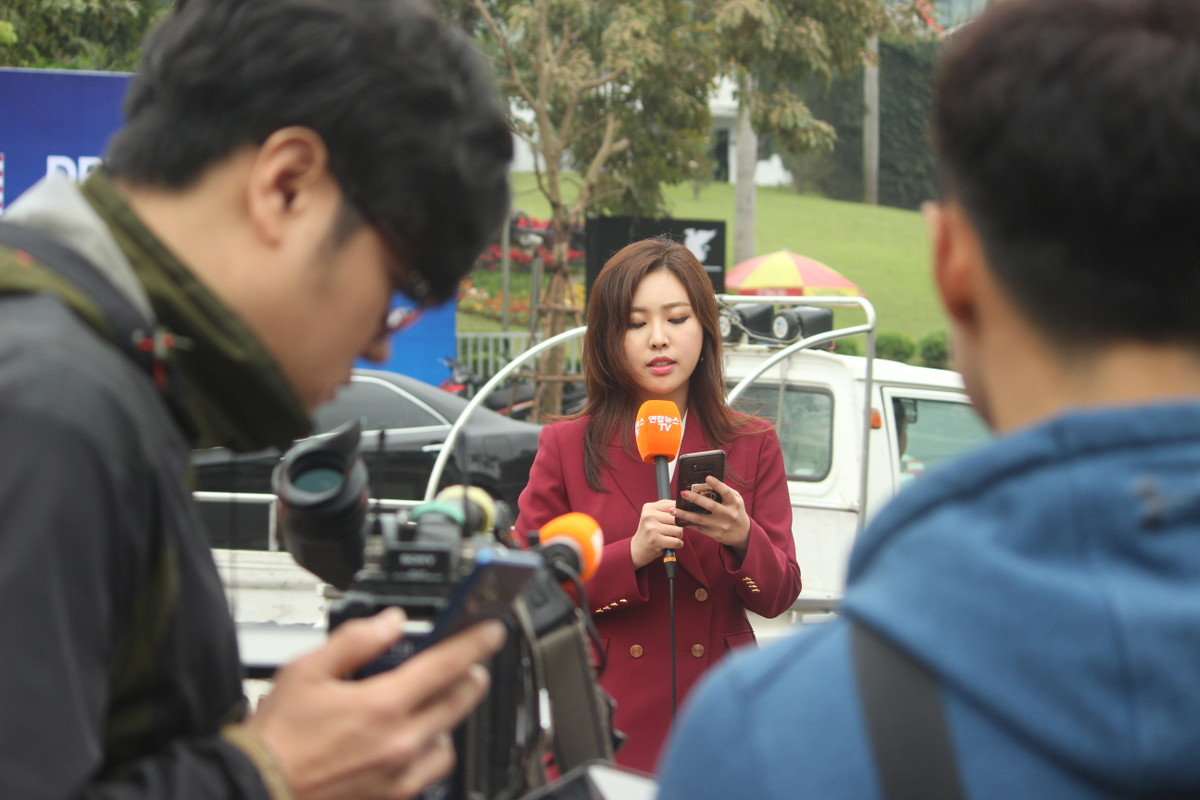 Các phóng viên nước ngoài túc trực 24/24 xung quanh khu vực khách sạn JW Marriott.