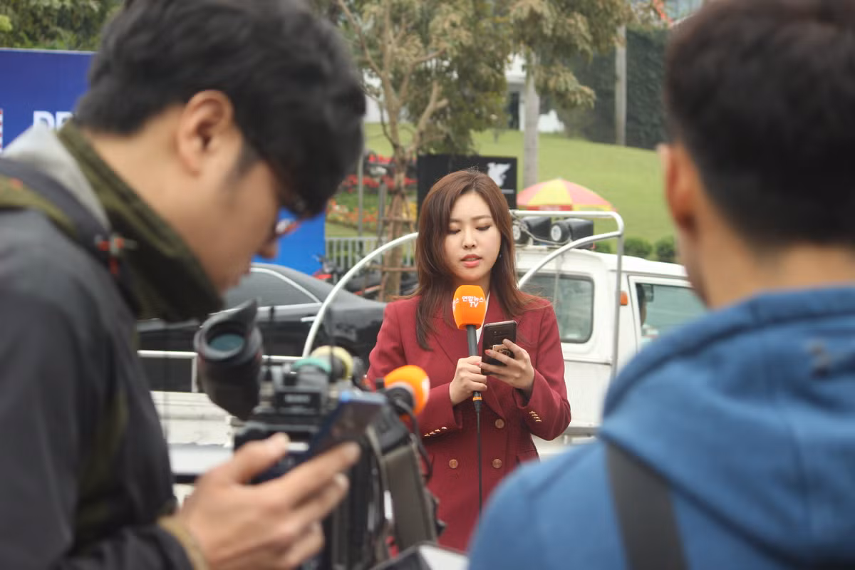 Các phóng viên nước ngoài túc trực 24/24 xung quanh khu vực khách sạn JW Marriott.