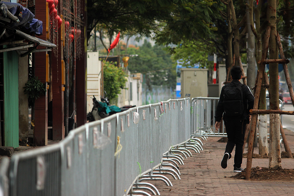 Các cửa hàng nằm đối diện khách sạn JW Marriott vẫn tạm thời được yêu cầu đóng cửa để đảm bảo an ninh. Lực lượng cảnh sát đã dựng thêm hàng rào sắt di động trước các cửa hàng, nhà dân nằm đối diện khách sạn JW Marriott.