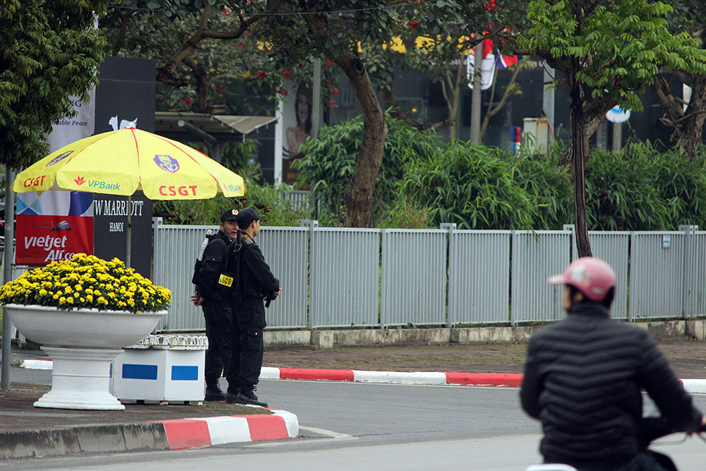 Nhiều lực lượng của Bộ Công an và Công an Hà Nội tăng cường bảo vệ xung quanh khách sạn JW Marriott.