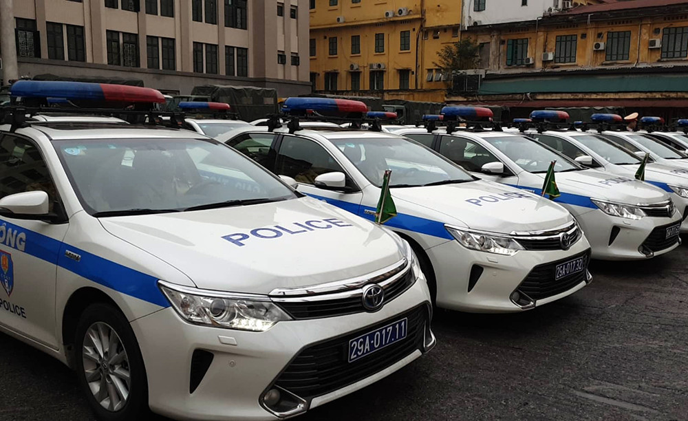 Các cảnh sát nhanh chóng vào xe để thực hiện nhiệm vụ trên các tuyến đường phố của Hà Nội.