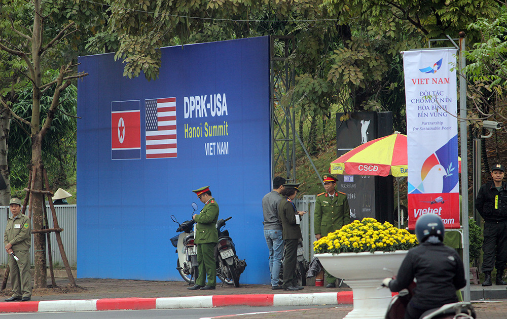 Các lực lượng cảnh sát đã hạn chế người dân và những người không có nhiệm vụ tiếp cận gần khu vực khách sạn JW Marriott.