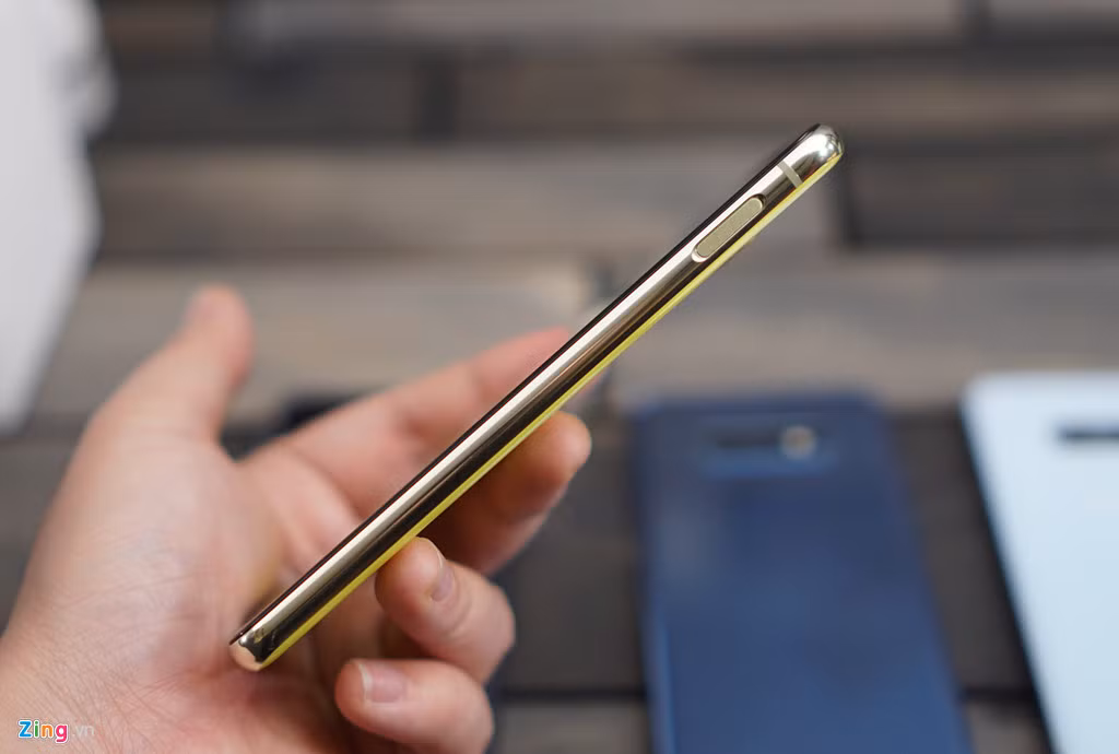 Một điểm hơi bất tiện là cụm cảm biến vân tay của máy được đặt nhô cao ở cạnh phải. Nếu muốn mở máy, bạn sẽ phải với tay đôi chút. Trải nghiệm này không được thân thiện, nhất là khi nút Home được làm phẳng, chứ không nhô ra như trên S10 hay S10+. Model này đã loại bỏ đi cảm biến vân tay siêu âm.