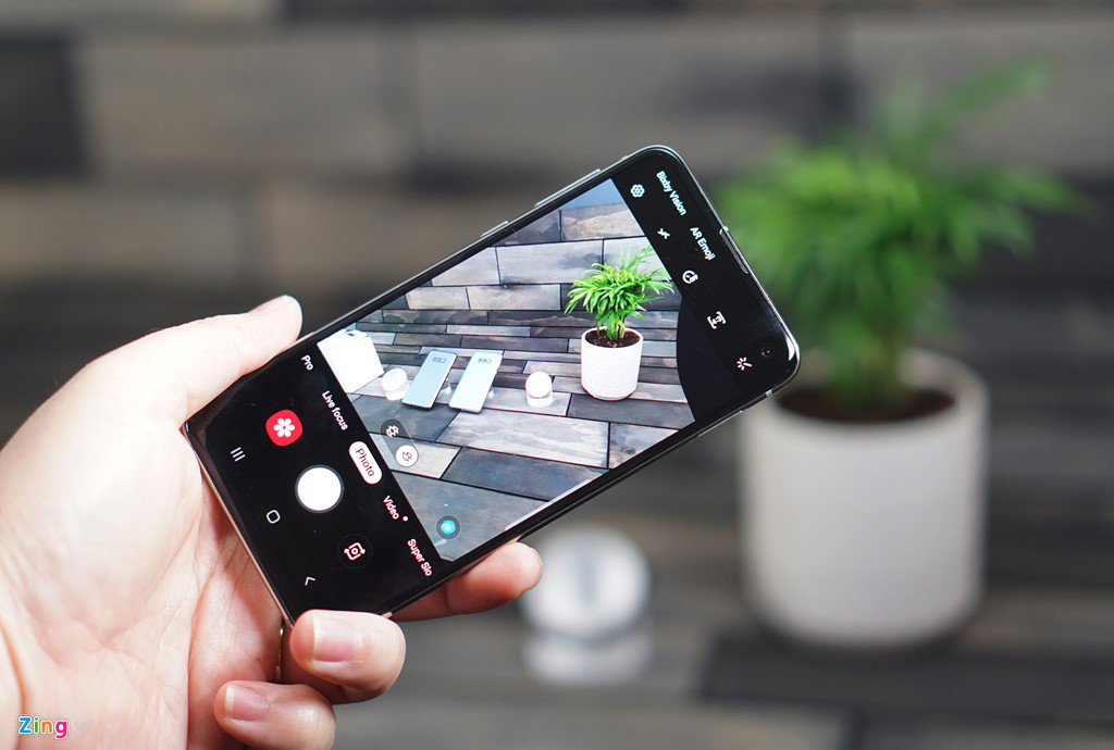 S10e có 2 camera sau (thay vì 3 như 2 model cao cấp) gồm camera chính 12 megapixel khẩu độ f/1.5-f/2.4 và một camera siêu rộng 16 megapixel (123 độ). Model này vẫn hỗ trợ chụp lấy nét động (live focus) nhưng sẽ dùng cơ chế giả lập, thay vì có một ống kính telephoto riêng. Kiểu làm này giống với iPhone XR của Apple.