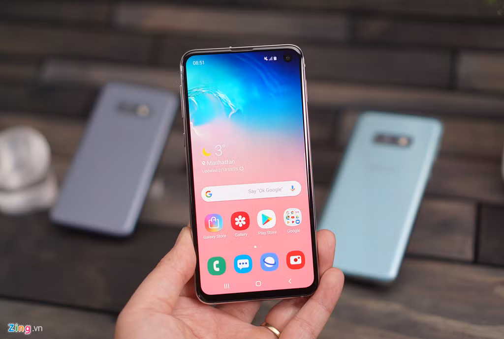 Màn hình của máy giảm xuống còn 5,8 inch Full HD (so với 6,1 inch Quad HD của S10), tỷ lệ vẫn là 19:9. Màn hình này cũng làm phẳng chứ không cong như S10. Tất nhiên, máy vẫn giữ kiểu thiết kế Infinity-O, giúp phần hiển thị gần như chiếm trọn màn hình. Bạn không cần quá lo ngại việc màn hình Full HD đủ nét hay không vì khi sử dụng thực tế, bạn sẽ rất nhanh thích ứng với nó.