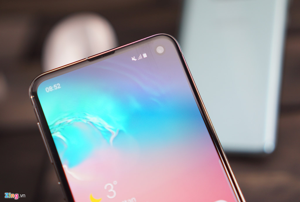 Camera selfie dạng "đục lỗ" đặt gọn gàng ở góc phải. Với cách đặt hình nền của Samsung, bạn sẽ không phát hiện ra cụm camera này trừ khi chú ý thật kỹ. Camera selfie này có độ phân giải 10 megapixel.