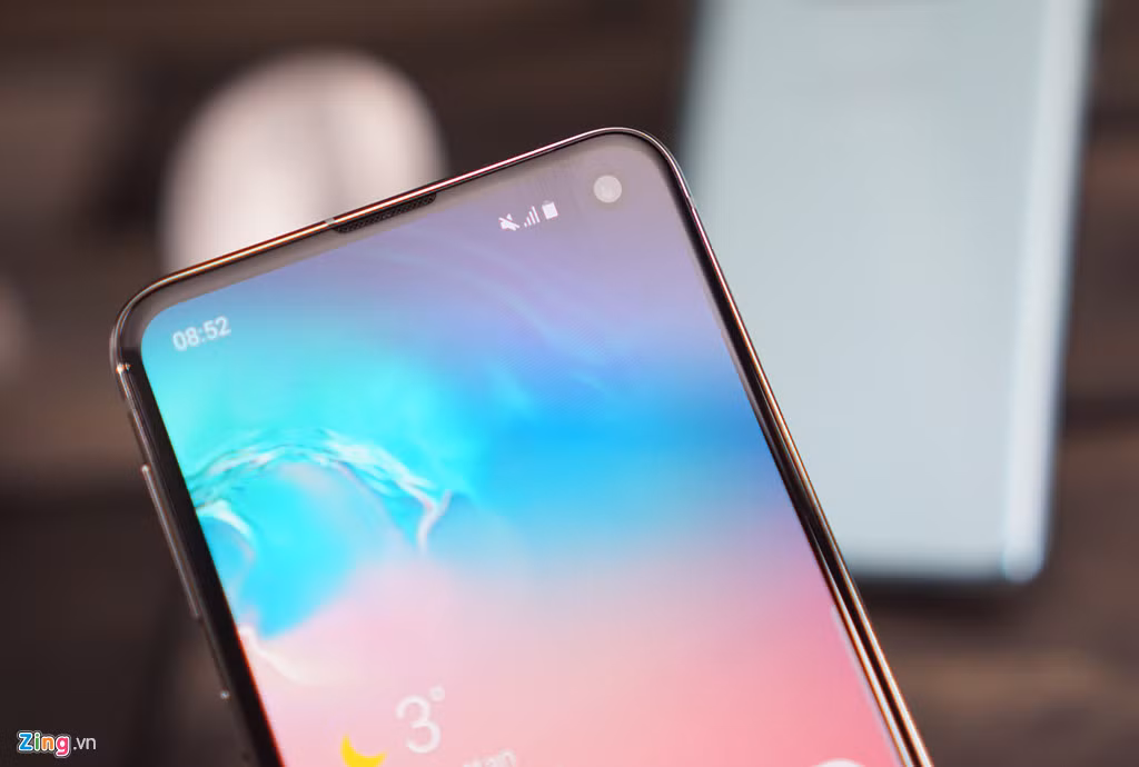 Camera selfie dạng "đục lỗ" đặt gọn gàng ở góc phải. Với cách đặt hình nền của Samsung, bạn sẽ không phát hiện ra cụm camera này trừ khi chú ý thật kỹ. Camera selfie này có độ phân giải 10 megapixel.