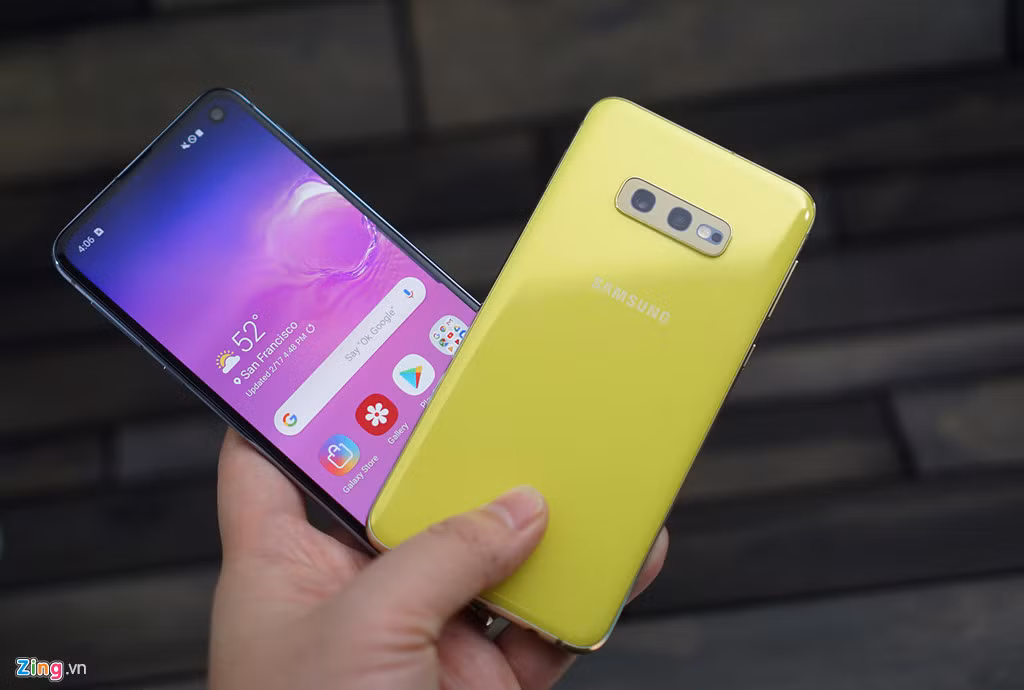 Với người viết, màu vàng chanh (canary yellow) là nổi bật nhất. S10e thu hút sự chú ý của tôi từ cái nhìn đầu tiên vì nó gọn, cân đối nhất giữa độ mỏng, kích thước các chiều và độ nặng. Model này có kích thước các chiều lần lượt 69,9 x 142,2 x 7,9 mm, gọn hơn iPhone X (70,6 x 143,6 x 7,7 mm), dù kích thước màn hình tương đương. Nó cũng nhẹ hơn nhiều (150 gram so với 177 gram).
