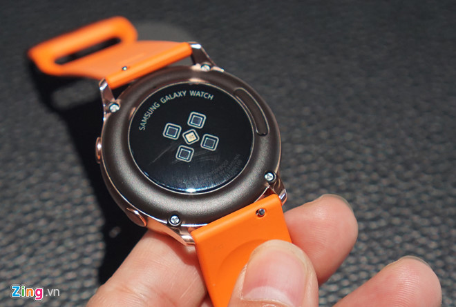 Watch trang bị đầy đủ cảm biến đo nhịp tim, đo huyết áp, NFC để thanh toán bằng Samsung Pay, GPS và đạt chuẩn chống nước 5ATM (chống nước ở độ sâu 50 m).