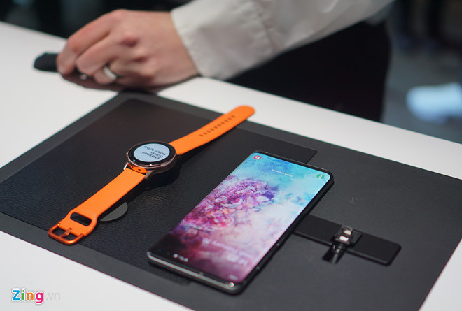 Giống với Galaxy Buds, người dùng có thể sử dụng chiếc Galaxy S10 hay S10+ để sạc không dây cho Watch Active.