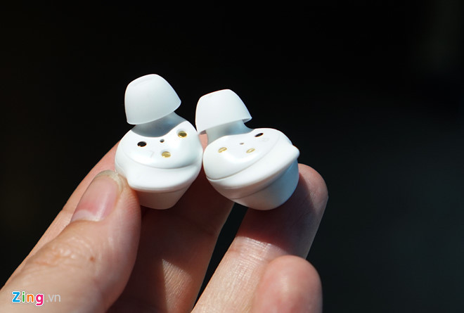 Mẫu tai nghe này khá ôm tai. Qua trải nghiệm nhanh, âm của tai nghe tỏ ra trong và ấm. Samsung cho biết AKG chịu trách nhiệm hiệu chính âm thanh cho tai nghe này. Người dùng có thể thực hiện một số thao tác điều chỉnh nhanh bằng cách nhấn vào phần mặt ngoài.