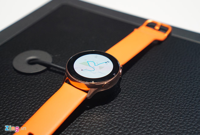 Trong khi đó, Galaxy Watch Active bản chất là một thiết bị độc lập. Nó được bán ra từ 8/3 với giá 200 USD. So với các mẫu đồng hồ thông minh trước đó của Samsung, Watch Active đã bỏ đi hoàn toàn phần vòng xoay bên ngoài khiến nó trông gọn hơn. Mọi thao tác điều khiển phụ thuộc vào màn hình cảm ứng và 2 nút bấm ở cạnh bên.