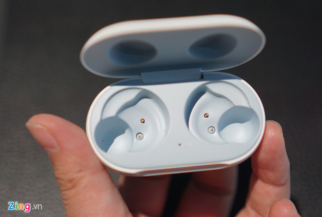 2 chấu bên trong phần vỏ đựng để sạc cho Galaxy Buds. Model này có thời lượng pin khoảng 6 tiếng nghe nhạc liên tục, so với 5 tiếng của AirPods. Một điểm đáng chú ý nữa là Galaxy Buds có tính năng sạc không dây chuẩn Qi.