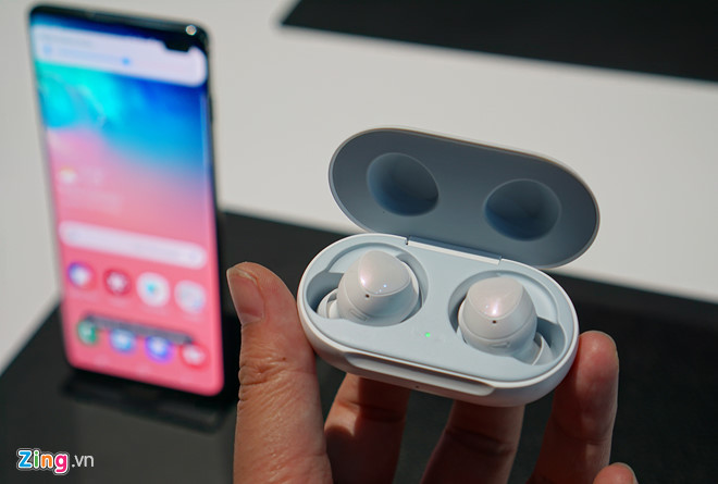 Nếu đã kết nối tai nghe với Galaxy S10, chỉ cần mở hộp, máy sẽ tự động nhận tai nghe. Việc của người dùng chỉ là đưa lên tai và sử dụng.