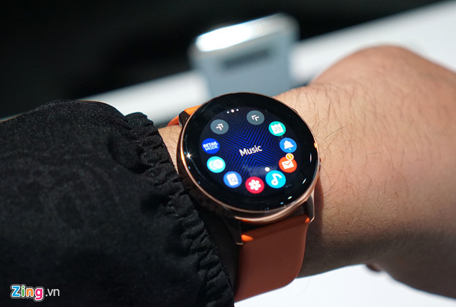 Người dùng tùy chọn sử dụng app bằng cách vuốt qua trái hoặc phải. Watch Active chạy nhanh, hơn hẳn một số thiết bị dùng hệ điều hành Wear OS với chip Qualcomm hiện nay.