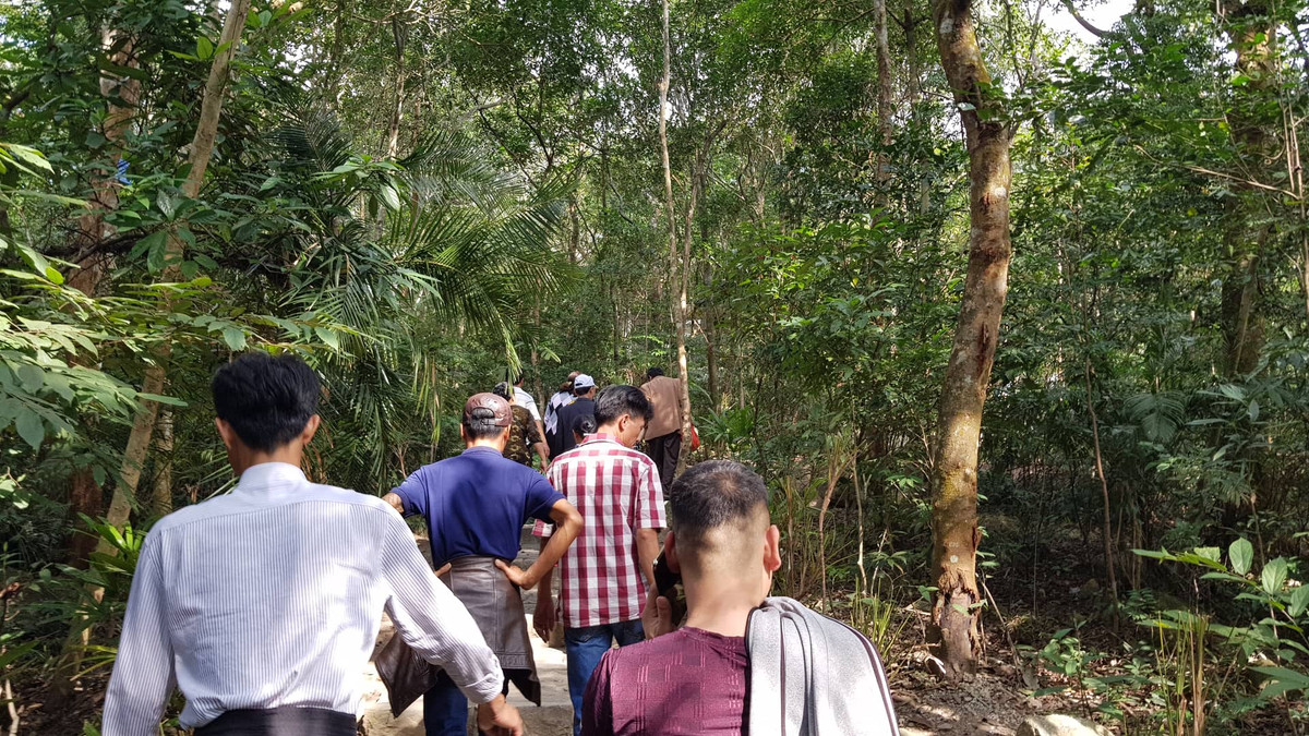 Để tới với các danh thắng Yên Tử, người dân có thể chọn đi cáp treo hoặc đi bộ giữa rừng thiêng.