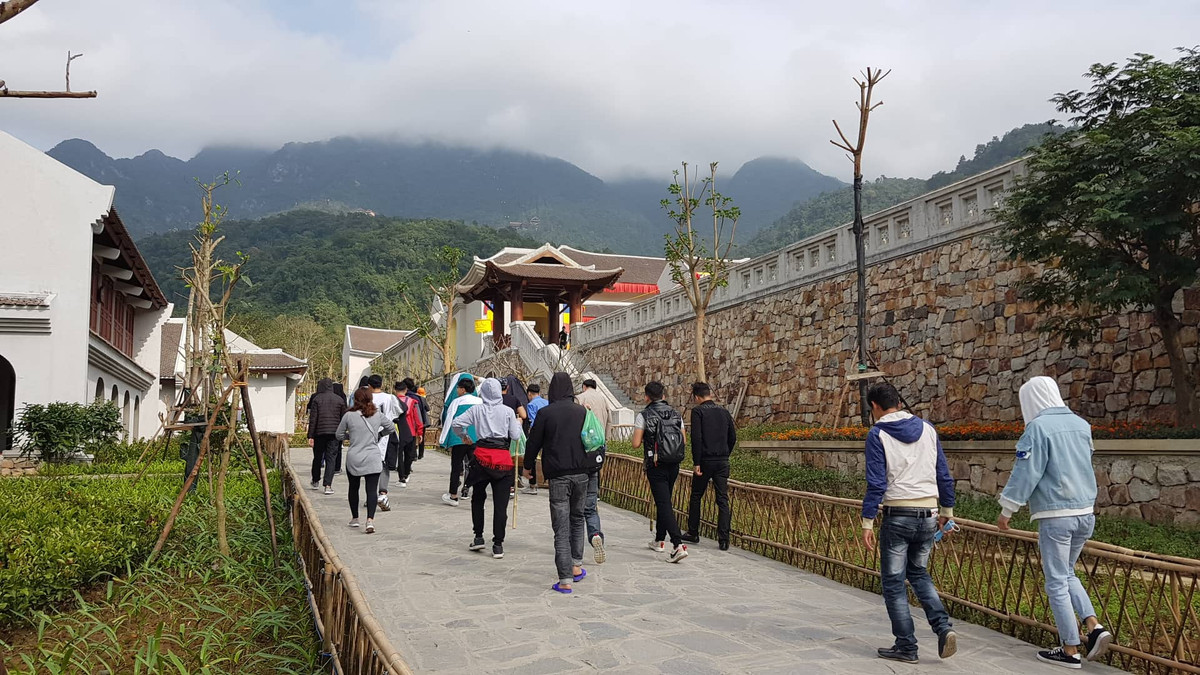 Quần thể di tích và danh thắng Yên Tử bao gồm một hệ thống các di tích lịch sử văn hóa gắn liền với sự ra đời, hình thành và phát triển của thiền phái Trúc Lâm ở Việt Nam. Các di tích này nằm ở khu vực giáp ranh giữa 3 tỉnh Bắc Giang, Hải Dương và Quảng Ninh, bao gồm 5 khu vực: Khu di tích và danh thắng Đông Yên Tử (thành phố Uông Bí, Quảng Ninh), Khu di tích lịch sử nhà Trần (Đông Triều, Quảng Ninh), Khu di tích và danh thắng Tây Yên Tử (nằm trên các huyện Yên Dũng, Lục Nam, Lục Ngạn, Sơn Động tỉnh Bắc Giang), Khu di tích Côn Sơn - Kiếp Bạc – Thanh Mai (Chí Linh, tỉnh Hải Dương).