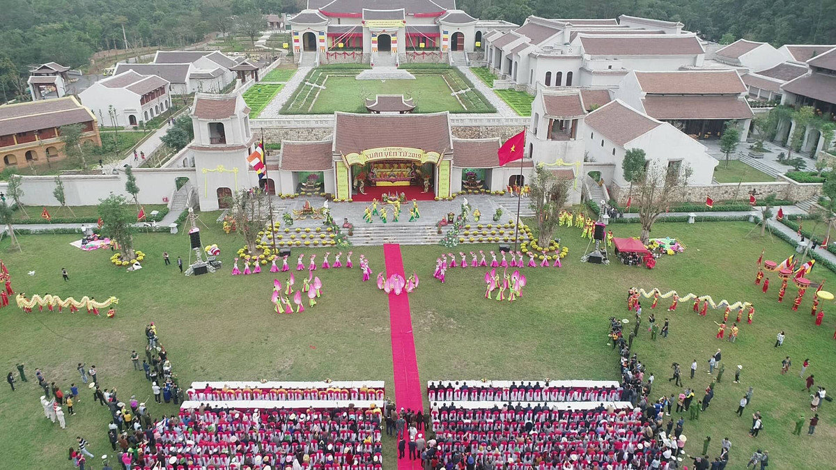 Toàn cảnh ngày khai hội Yên Tử nhìn từ trên cao.