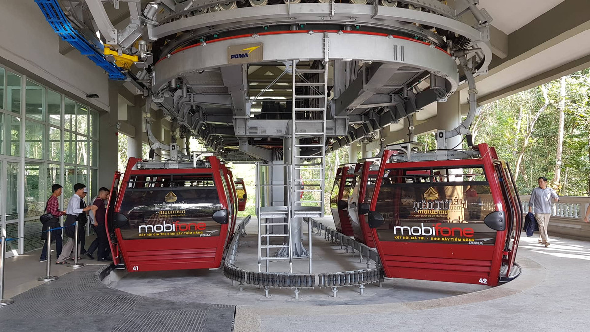 Thành phố Uông Bí hiện đang tập trung các lực lượng chức năng đảm bảo an ninh trật tự, an toàn giao thông, sẵn sàng các phương án đưa đón du khách bằng xe buýt từ đường 18A vào Yên Tử;