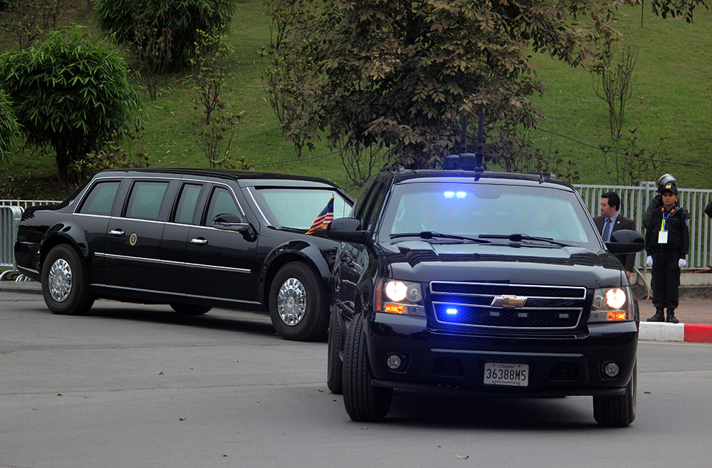 Ngay sau khi kết thúc buổi họp báo tại khách sạn Marriott, dàn xe hộ tống chiếc “Quái thú” Cadillac One chở ông Donald Trump di chuyển ra khỏi khách sạn.