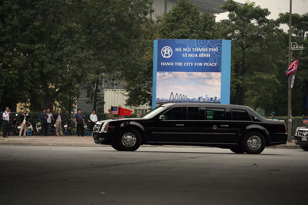 “Quái thú” Cadillac One di chuyển qua đường Đỗ Đức Dục (Hà Nội).