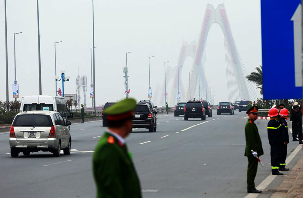 Đoàn xe đi qua cầu Nhật Tân.