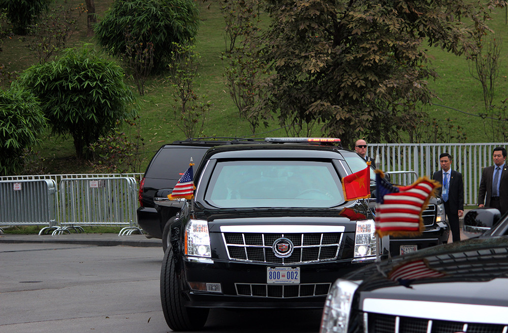 Xe chống đạn Cadillac One sở hữu phần cửa xe khá dày. Riêng phần chống đạn ngoài dày hơn 15 cm, cấu tạo từ cả chục lớp vật liệu khác nhau...