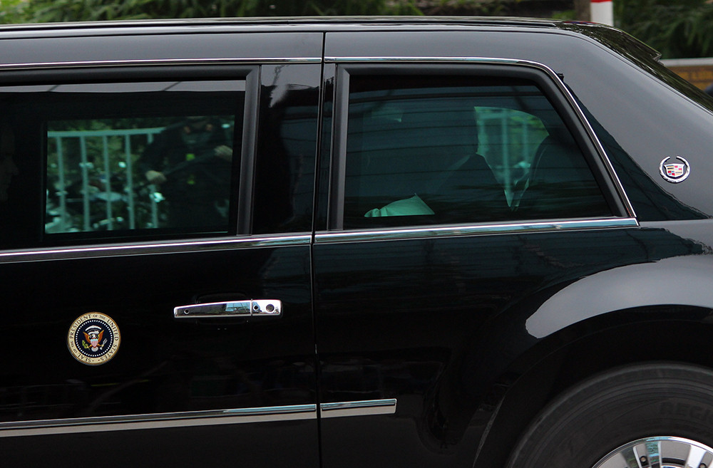 Tổng thống Mỹ Donald Trump nhanh chóng được mật vụ đưa ra sân bay Nội Bài để lên chuyên cơ Air Force One.