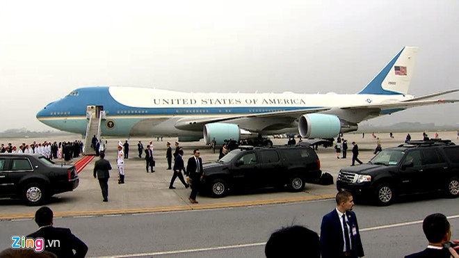 Sau chừng 25 phút di chuyển, Tổng thống Mỹ đã tới sân bay Nội Bài, ông nhanh chóng lên chiếc Air Force One. (Ảnh Zing).