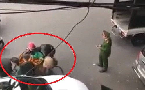 Clip cong an tich thu hoa qua cho vao bao tai: Xu phat nguoi phu nu ban hang rong
