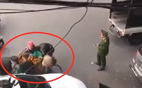 Clip cong an tich thu hoa qua cho vao bao tai: Xu phat nguoi phu nu ban hang rong