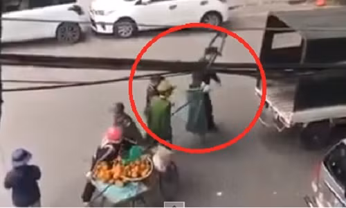 Clip cong an tich thu hoa qua cho vao bao tai: Xu phat nguoi phu nu ban hang rong-Hinh-2