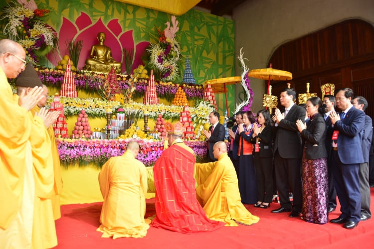 Các tăng ni, phật tử cùng lãnh đạo TP Uông Bí làm lễ.