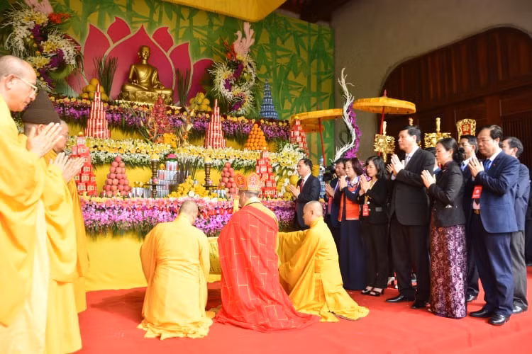 Các tăng ni, phật tử cùng lãnh đạo TP Uông Bí làm lễ.