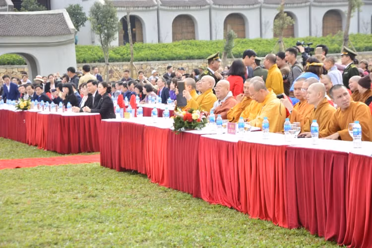 Trưởng phòng văn hóa thông tin thành phố Uông Bí Lê Minh Quang cho biết, lễ khai hội xuân Yên Tử năm nay đã đổi mới chương trình nghệ thuật “Yên Tử chào xuân” với các tiết mục mới thể hiện không khí mùa xuân Yên Tử.