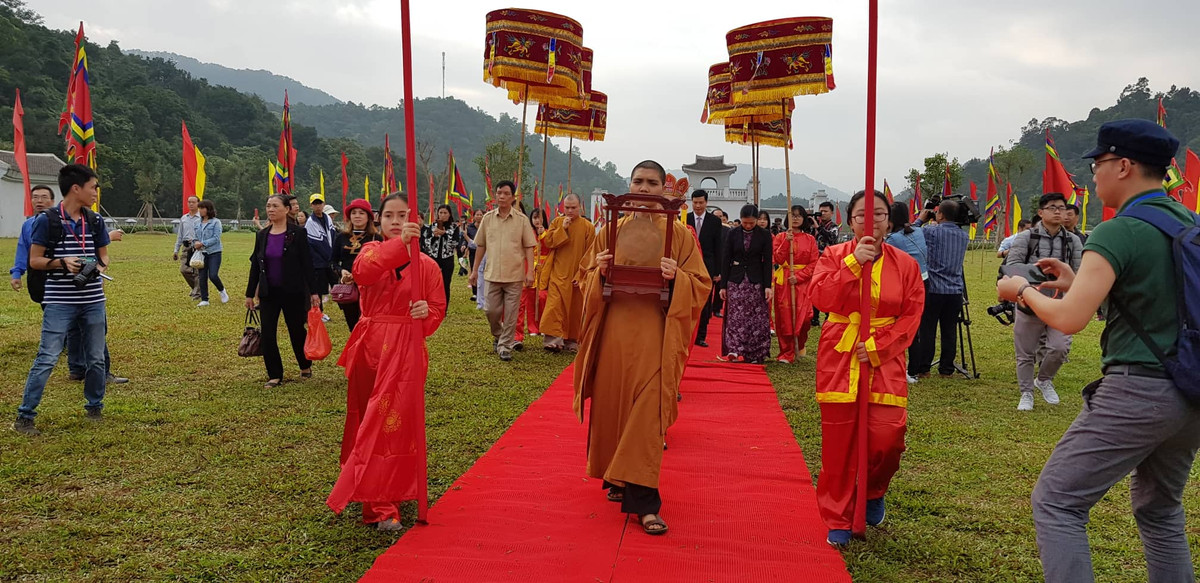 Ngay từ vài ngày trước, khoảng 150.000 lượt khách du lịch và Phật tử đã hành hương về non thiêng Yên Tử, tăng 25% so với năm ngoái.