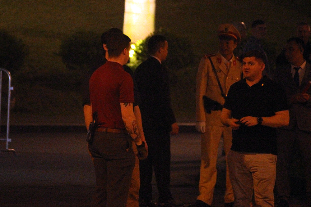 Lực lượng an ninh Mỹ nhanh chóng triển khai phối hợp với phía Việt Nam tăng cường kiểm tra an ninh chặt chẽ các phương tiện cùng những người ra vào khách sạn Marriott.