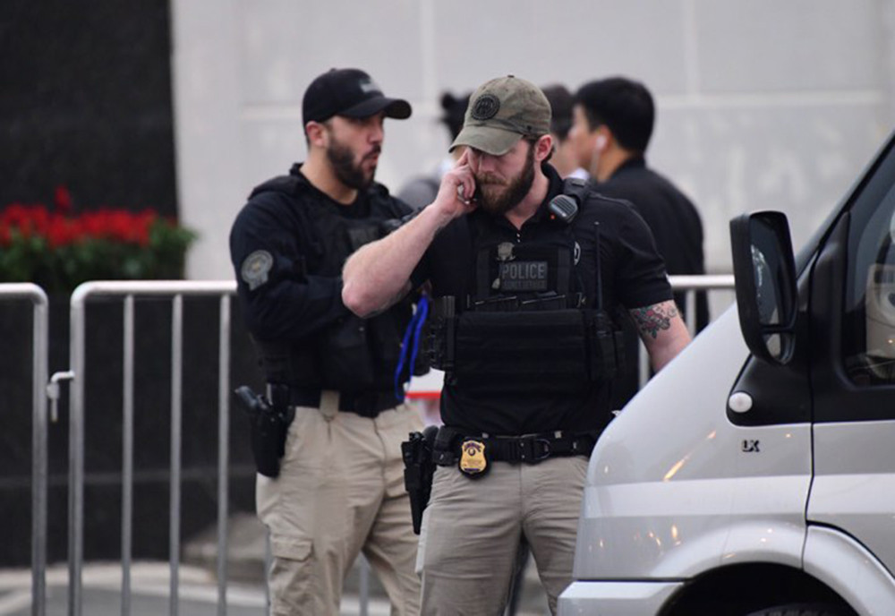 Các đặc vụ Mỹ được trang bị vũ khí hiện đại để làm nhiệm vụ bảo vệ an toàn tốt nhất cho Tổng thống Donald Trump. Ảnh chụp chiều ngày 26/2.