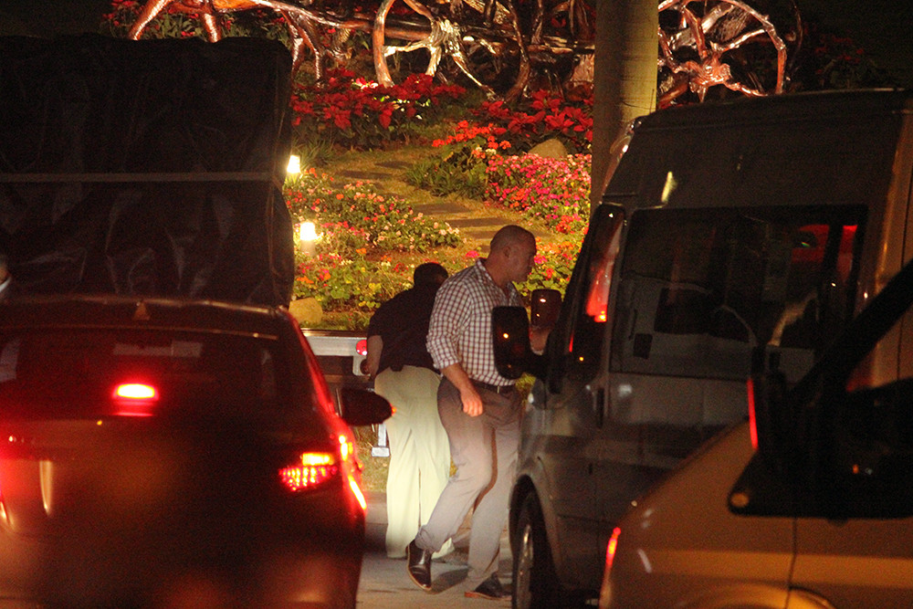 Tất cả các xe ra vào khách sạn Marriott đều được đặc vụ Mỹ kiểm tra nghiêm ngặt.