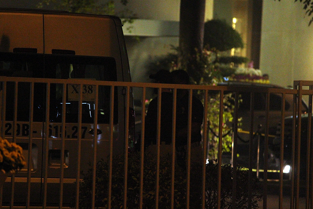 Khuya ngày 26/2, ngay khi "Quái thú" Cadillac One chở Tổng thống Donald Trump đến khách sạn JW Marriot (Nam Từ Liêm, Hà Nội) - nơi ông sẽ lưu trú trong thời gian diễn ra thượng đỉnh Mỹ - Triều lần 2, các đặc vụ Mỹ khẩn trương "siết chặt tối đa an ninh".