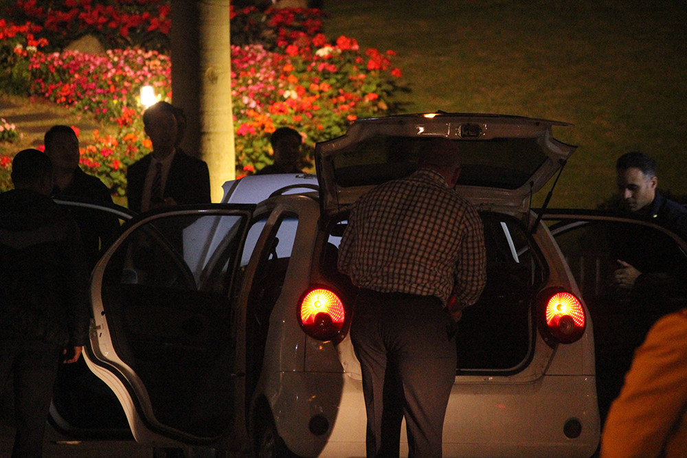 Mật vụ Mỹ kiểm tra từng chỗ trên các ô tô ra vào khách sạn Marriott - nơi Tổng thống Donald Trump đến lưu trú trong thời gian diễn ra thượng đỉnh Mỹ - Triều lần 2.