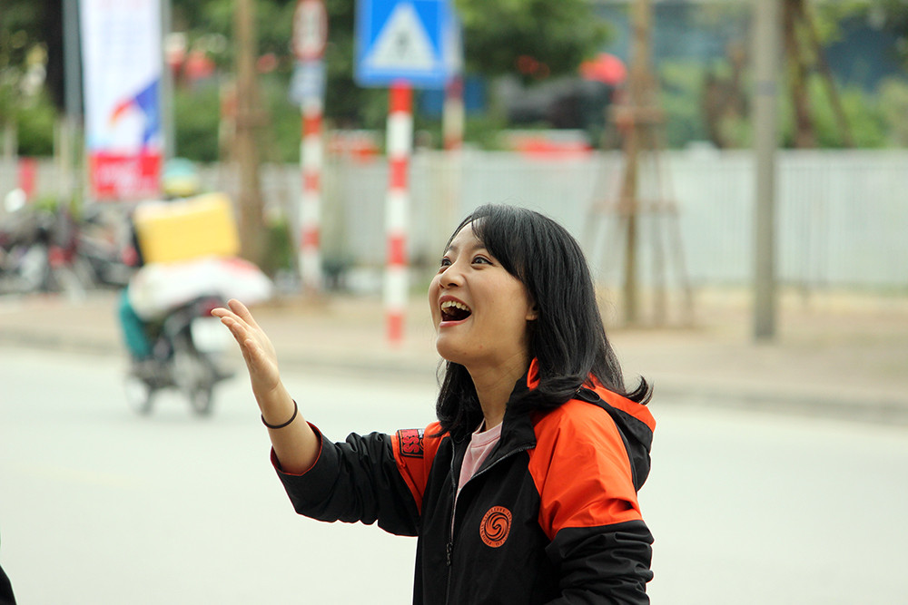 Thời điểm PV ghi nhận, hình ảnh một nữ phóng viên nước ngoài xuất hiện với nhiều biểu cảm gần gũi, thân thiện và vô cùng đáng yêu tạo sự thu hút của nhiều người.