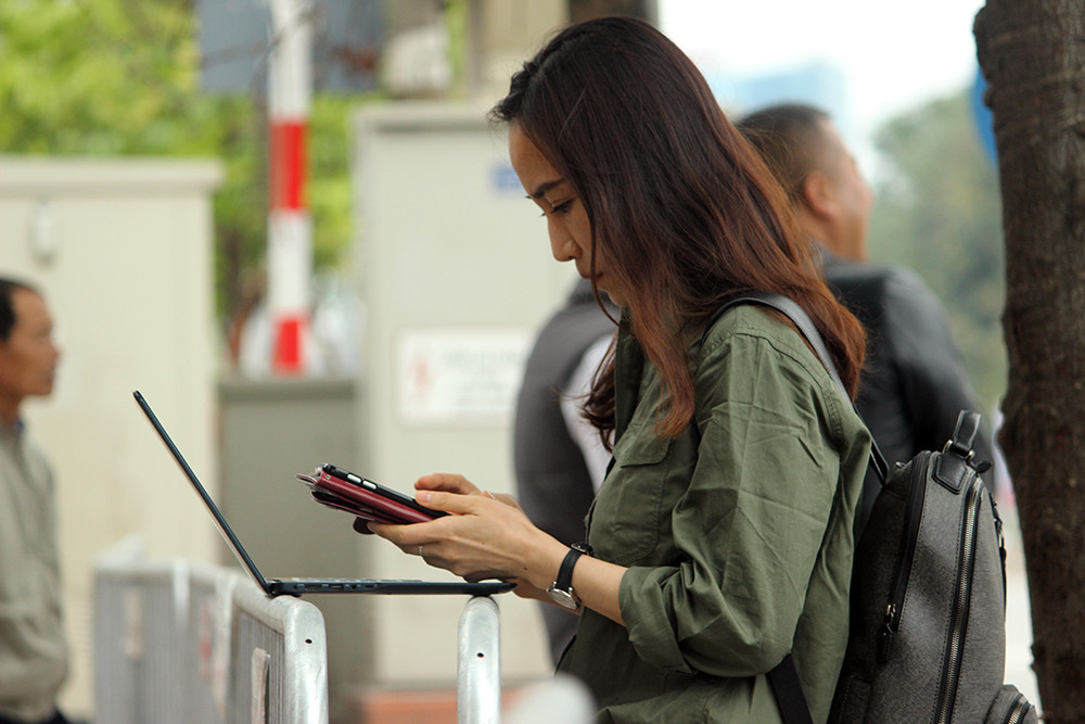 Nhiều phóng viên nữ nước ngoài khác cũng có mặt tại khu vực bên ngoài khách sạn JW Marriott để ghi nhận.