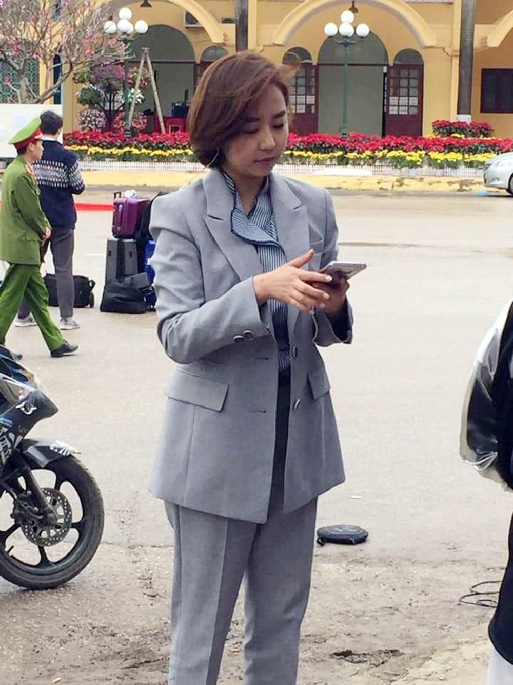 Trong khi đó, tại khu vực nhà ga đường sắt Đồng Đăng (huyện Cao Lộc, tỉnh Lạng Sơn), các nữ phóng viên nước ngoài túc trực "canh" đoàn tàu đặc biệt chở Chủ tịch Triều Tiên Kim Jong-un đến Việt Nam cũng rất đông.